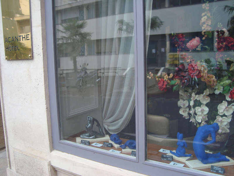 sculptures vitrine hôtel acanthes rue st Rémi Bordeaux place de la Bourse