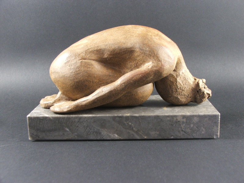sculpture terre cuite posture yoga feuille pliée
