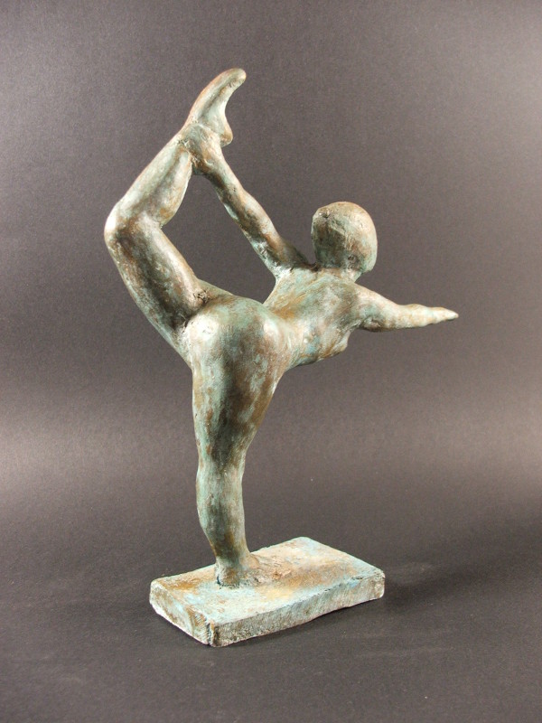 yoga arc debout bronze