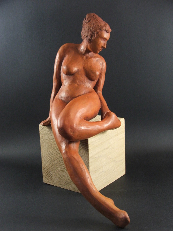 Daily Sculting terre cuite patinée femme assise