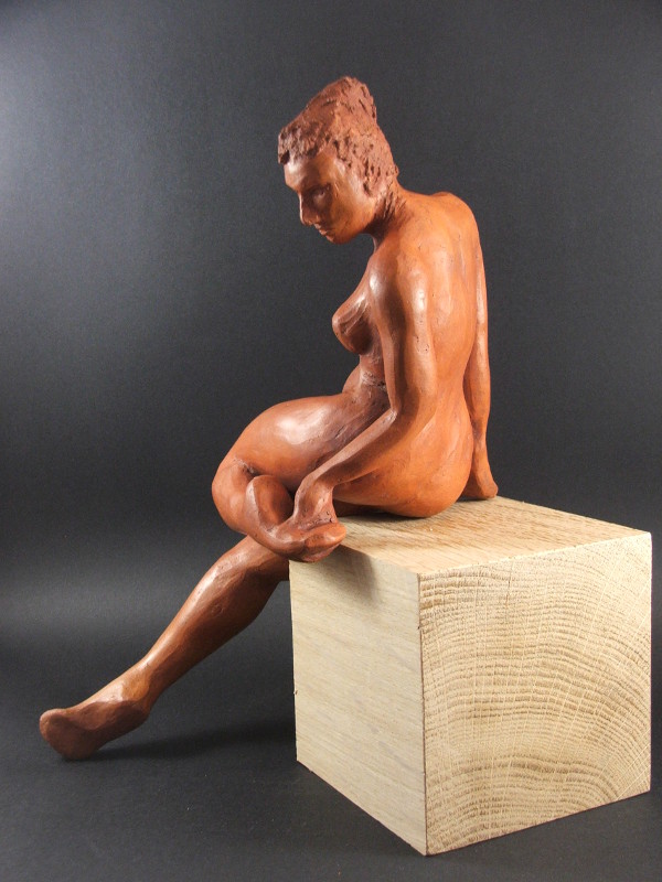 Daily Sculting terre cuite patinée femme assise