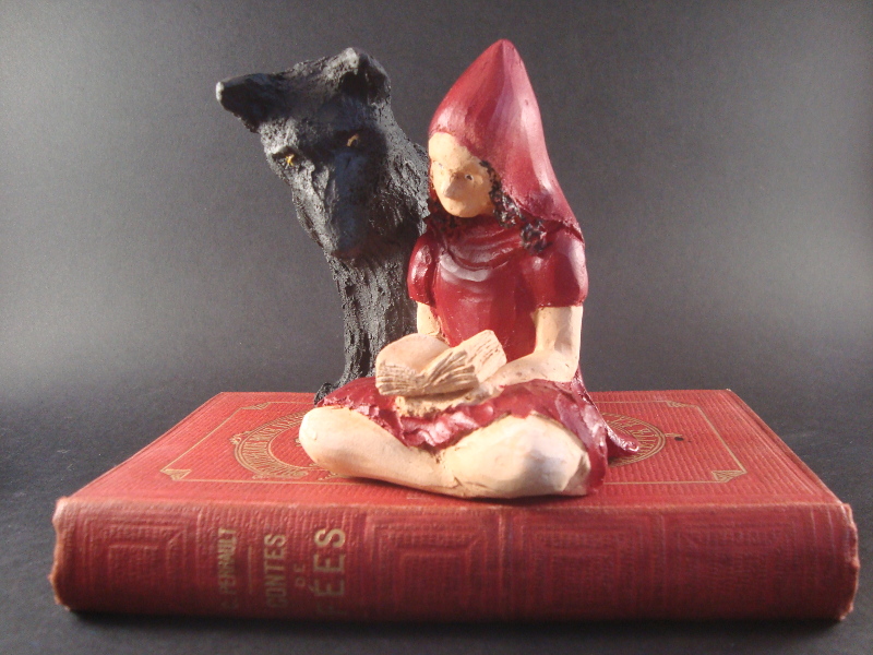 sculpture terre cuite lectrice conte de fées Perrault petit chaperon rouge et loup